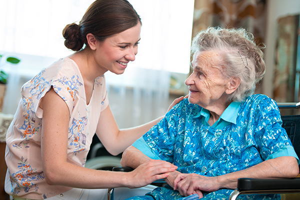 תמונה לכתבת איך לשפר את התקשורת עם אדם שסובל מדמנציה? מטפלת עם קשישה